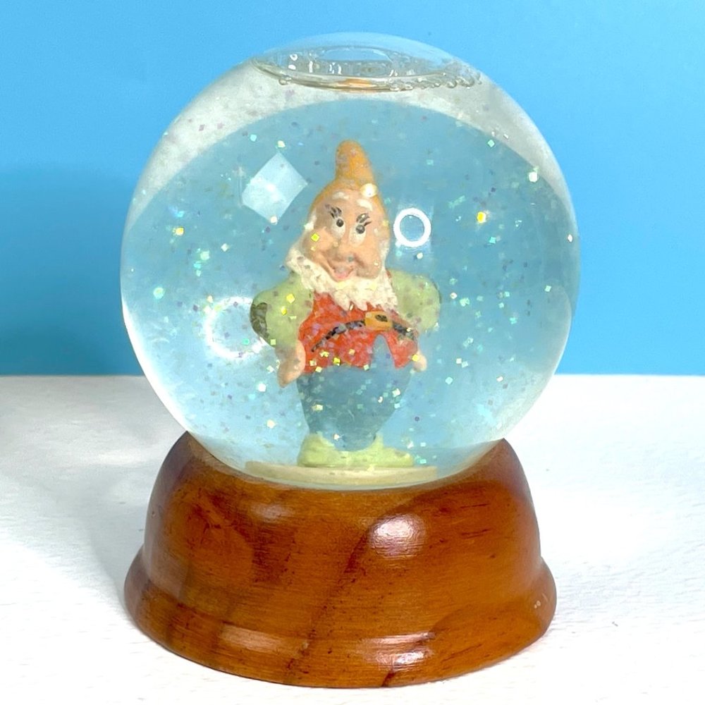 Disney Limited Edition Crystal Snow Globe Collection Happy Dwarf